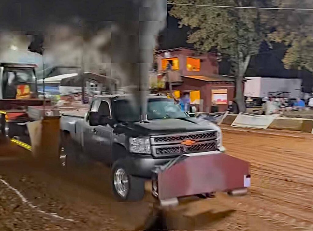 Diesel Truck Pulling Duramax Chevrolet Silverado 2500 HD Pickup Turbo