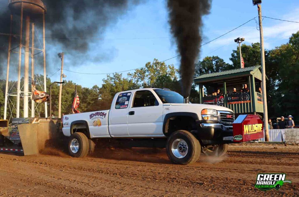GMC Sierra 2500 HD Duramax Diesel 4x4 Truck Pulling