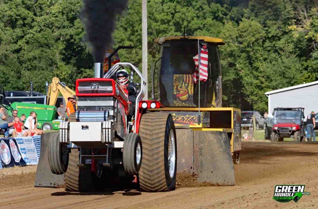 Hot Farm Tractor Pulling Massey Ferguson 1130 Diesel