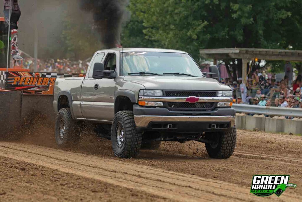 LB7 Duramax Diesel 4x4 Truck 2002 Chevrolet Silverado 2500 Sled Pulling